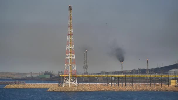 Tours à gaz dans le terminal Algérie — Video