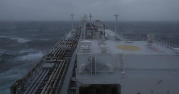 Tanque de gás no mar tempestuoso . — Vídeo de Stock