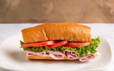 Marullu dilimlenmiş jambon, domates ve mayonez..