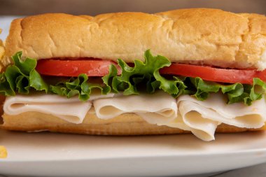  hindi salatalı ve domatesli sandviç.