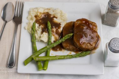 salisbury steak  served with mashed potatoes and  asparagus