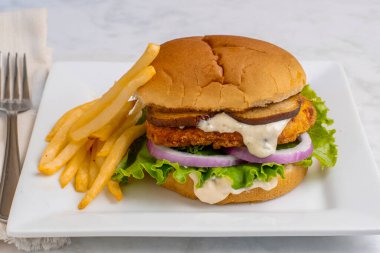 Tavuklar soğan ve mantarla birlikte patates kızartması.