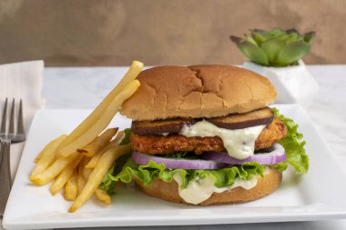 Tavuklar soğan ve mantarla birlikte patates kızartması.