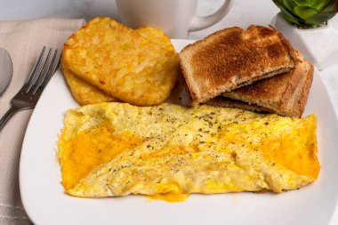  Peynirin üstüne baharatlı patates ve tost.