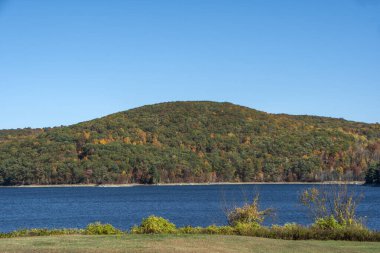 Quabbin rezervuarı bir Ekim günü geç saatlerde Massachusetts 'te bulunur.