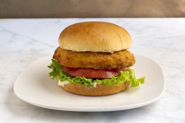  Tavuklu fileto, salatalı ve domatesli çörek.