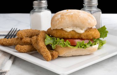  tavuklu fileto, marul ve domatesli çörek ve kızarmış tavuk.