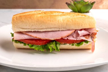 kıvırcık salata ve domatesli sandviç.