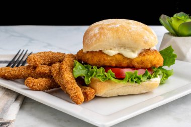  tavuklu fileto, marul ve domatesli çörek ve kızarmış tavuk.