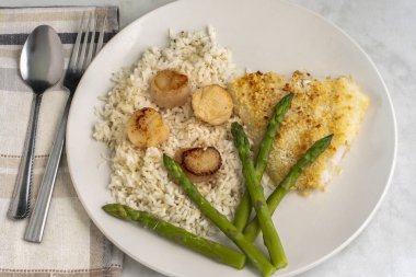 pilavlı mezgit ve üzerine istiridye. 