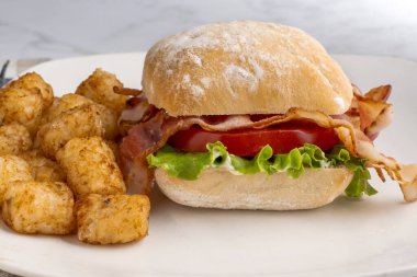  Pastırma, marul ve domates ciabatta ekmeğinde patates kroket ile servis edilir., 