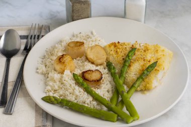 pilavlı mezgit ve üzerine istiridye. 