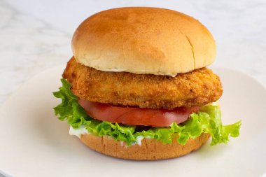  Tavuklu fileto, salatalı ve domatesli çörek.