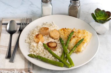 pilavlı mezgit ve üzerine istiridye. 