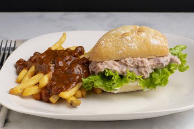 Kızarmış marullu ton balığı salatası., 