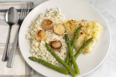 pilavlı mezgit ve üzerine istiridye. 