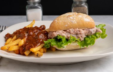 Kızarmış marullu ton balığı salatası., 