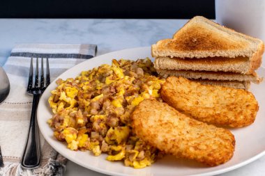 Çırpılmış yumurta, mısır sığır eti ve patates kızartmasıyla karıştırılmış..