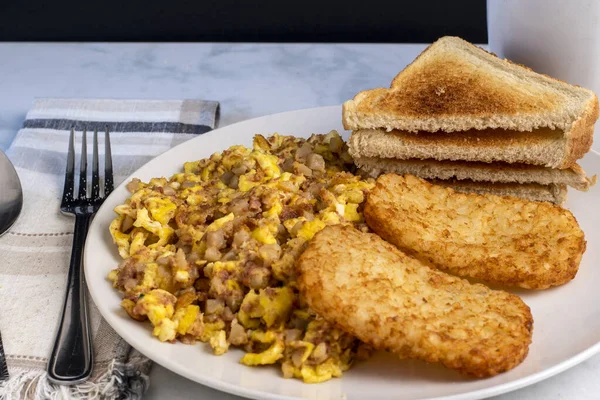 Çırpılmış yumurta, mısır sığır eti ve patates kızartmasıyla karıştırılmış..