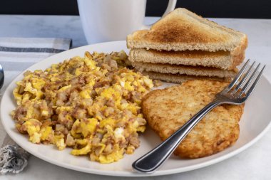 Çırpılmış yumurta, mısır sığır eti ve patates kızartmasıyla karıştırılmış..