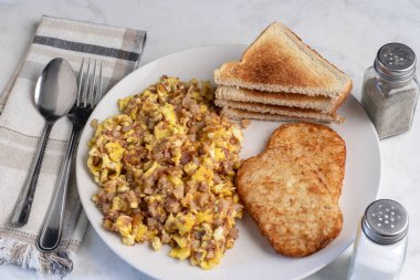 Çırpılmış yumurta, mısır sığır eti ve patates kızartmasıyla karıştırılmış..