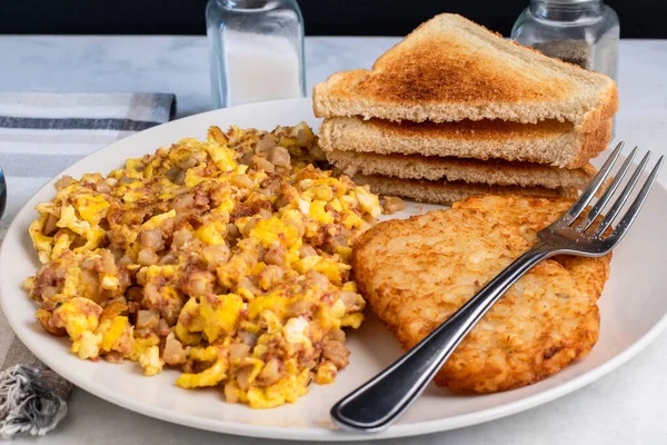 Çırpılmış yumurta, mısır sığır eti ve patates kızartmasıyla karıştırılmış..