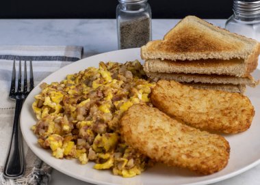 Çırpılmış yumurta, mısır sığır eti ve patates kızartmasıyla karıştırılmış..