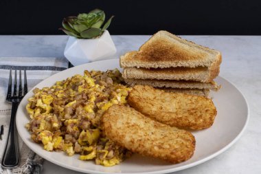 Çırpılmış yumurta, mısır sığır eti ve patates kızartmasıyla karıştırılmış..