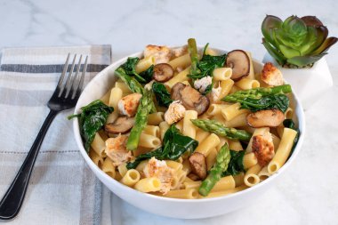 kuşkonmazlı ziti, sotelenmiş ıspanak tavuk ve mantarla servis edilir.