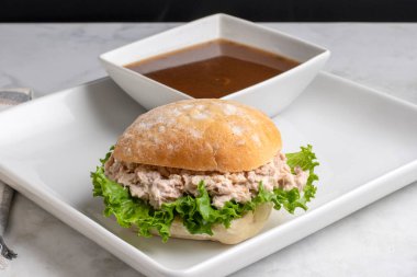 Fransız soğan çorbasıyla servis edilen ciabatta ekmeğinde marullu ton balığı.