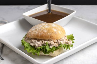 Fransız soğan çorbasıyla servis edilen ciabatta ekmeğinde marullu ton balığı.