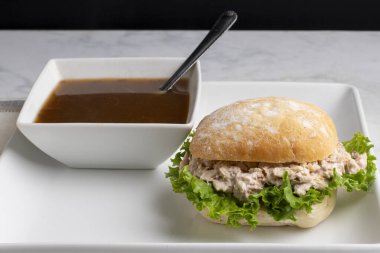 Fransız soğan çorbasıyla servis edilen ciabatta ekmeğinde marullu ton balığı.