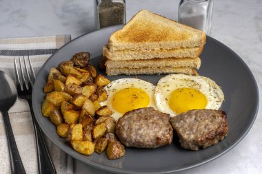  Baharatlı sahanda yumurta, yanında patates kızartması ve sosisli börek.