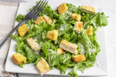 Marullu tavuk salatası, kızarmış ekmek ve doğranmış parmesan peyniri.