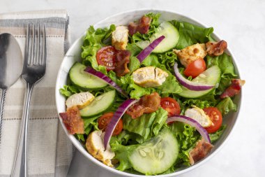 Domates ve salatalıklı tavuk ve pastırma salatası.