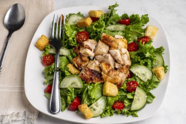 tavuklu salata üstü ve kızarmış ekmek.