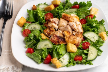 tavuklu salata üstü ve kızarmış ekmek.