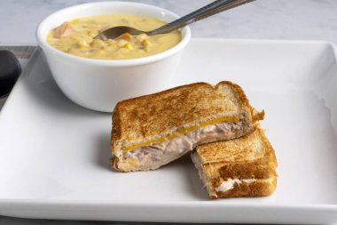Ton balıklı sandviç ile servis edilen tavuk mısır çorbası., .