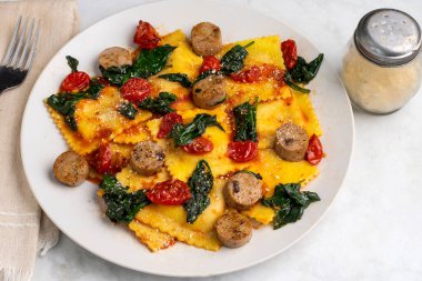 Peynirli ravioli tavuklu ve sotelenmiş domatesli ve ıspanaklı.