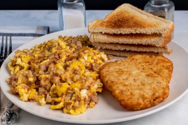 Çırpılmış yumurta, mısır sığır eti ve patates kızartmasıyla karıştırılmış..