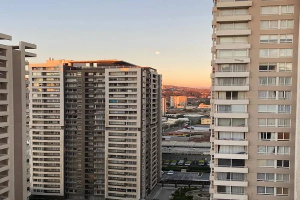 Şehirdeki binalar arasında gün batımı