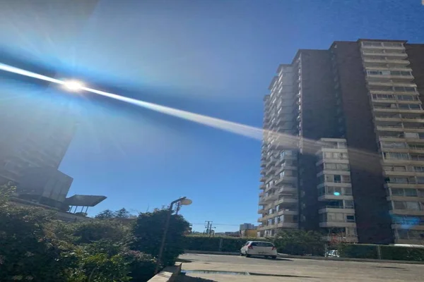 Binaların arasında parlayan güneş