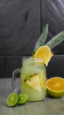 Çikolatalı kek ile ferahlatıcı portakal suyu.