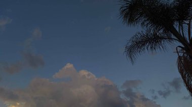 Atardecer dolandırıcı las Mutlu Bulutlar