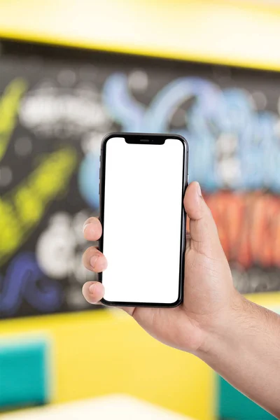 Adamın arka planı bulanık, akıllı bir telefonu var. Grafik görüntüleme kurgusu.