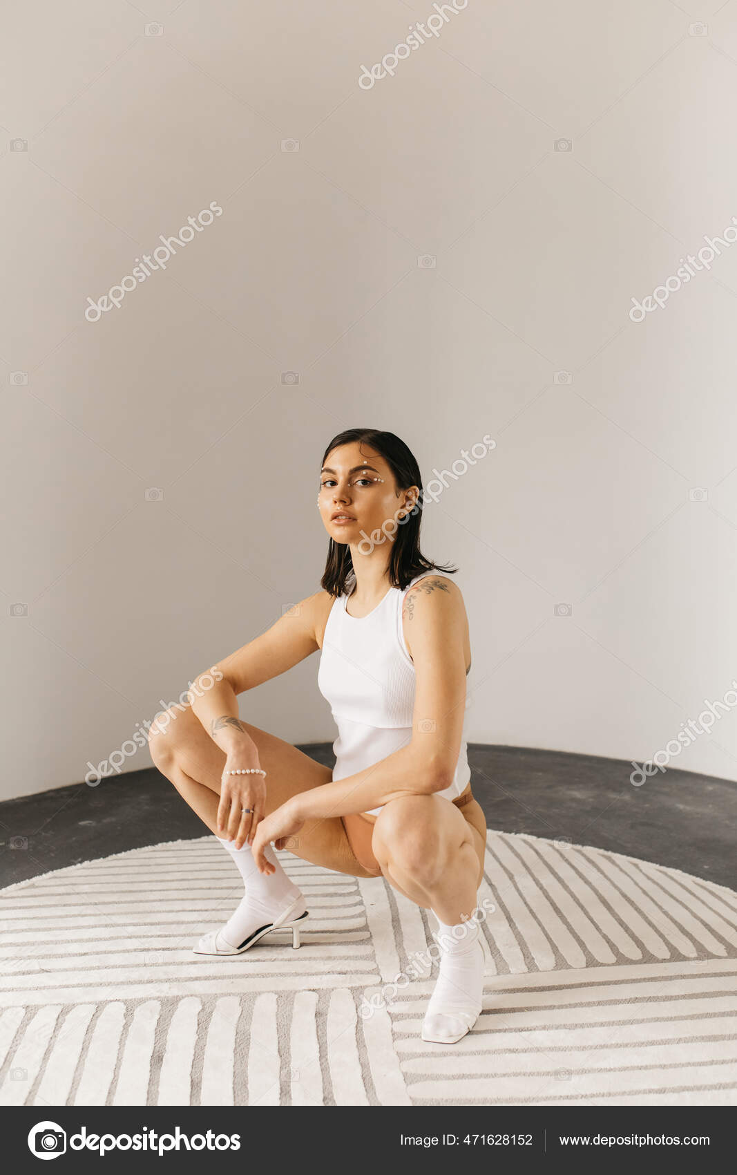 Free: A Woman On A Squat Position - nohat.cc