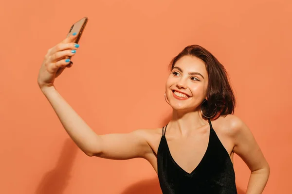 Positivo Giovane Donna Prendendo Selfie Sorridente Sfondo Arancione — Foto Stock