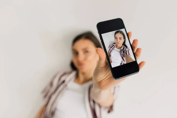 Smartphone Com Foto Selfie Jovem Com Cara Pato Grimace Fundo — Fotografia de Stock