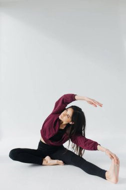 Sportif Ermeni kadın yan eğik pozisyonda yoga yapıyor.