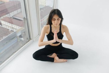 Nilüfer çiçeği içinde meditasyon yapan Ermeni kadın dua eden eller ve kapalı gözlerle poz veriyor.